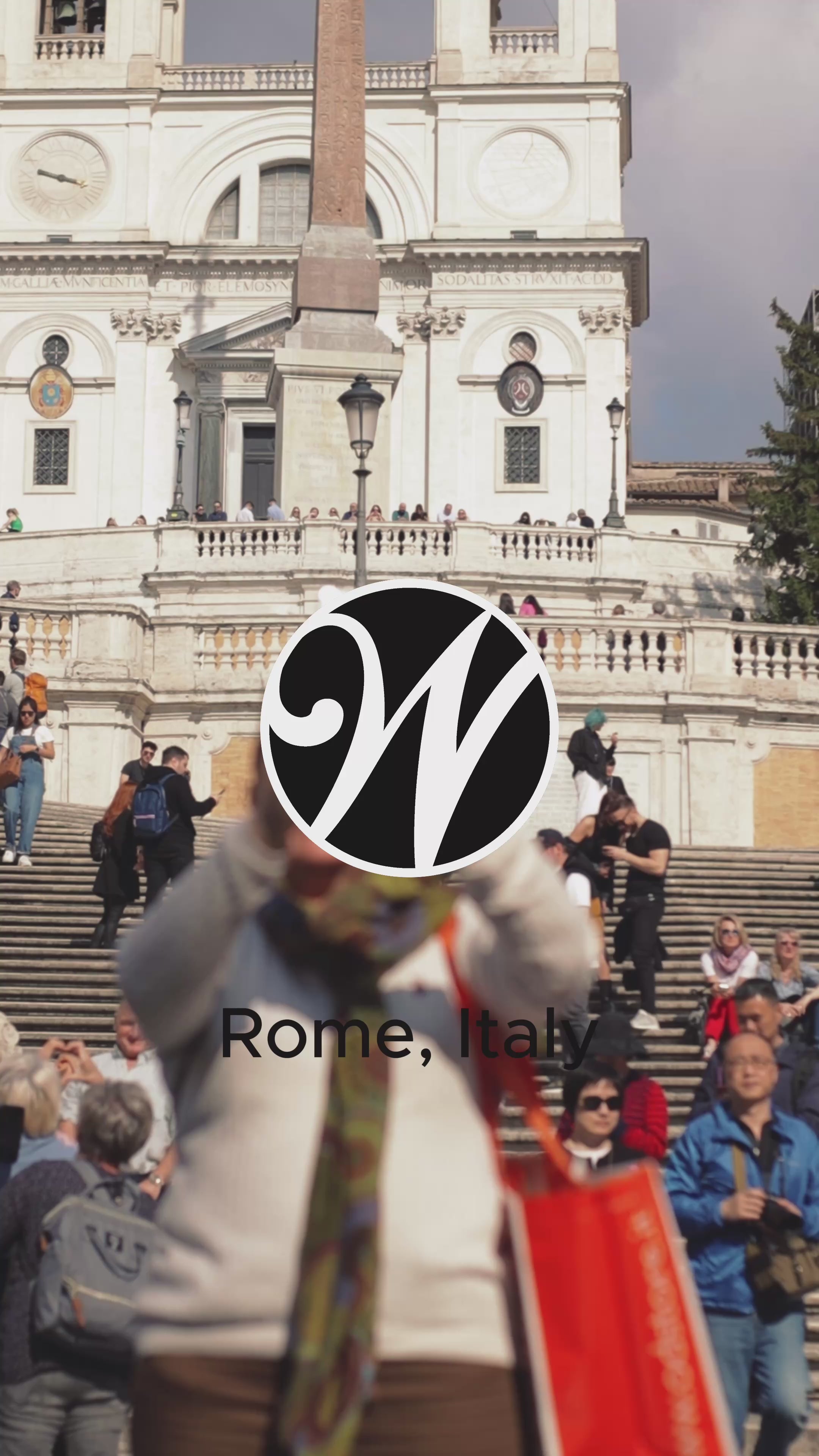 Carica il video: Premium denim jacket with a prominent embroidered W logo. Perfect for a versatile casual look, this jacket combines comfort and contemporary design. Crafted from durable denim, it offers a modern fit and a sophisticated look suitable for a variety of occasions. An essential piece for those seeking authenticity and uncompromising style.